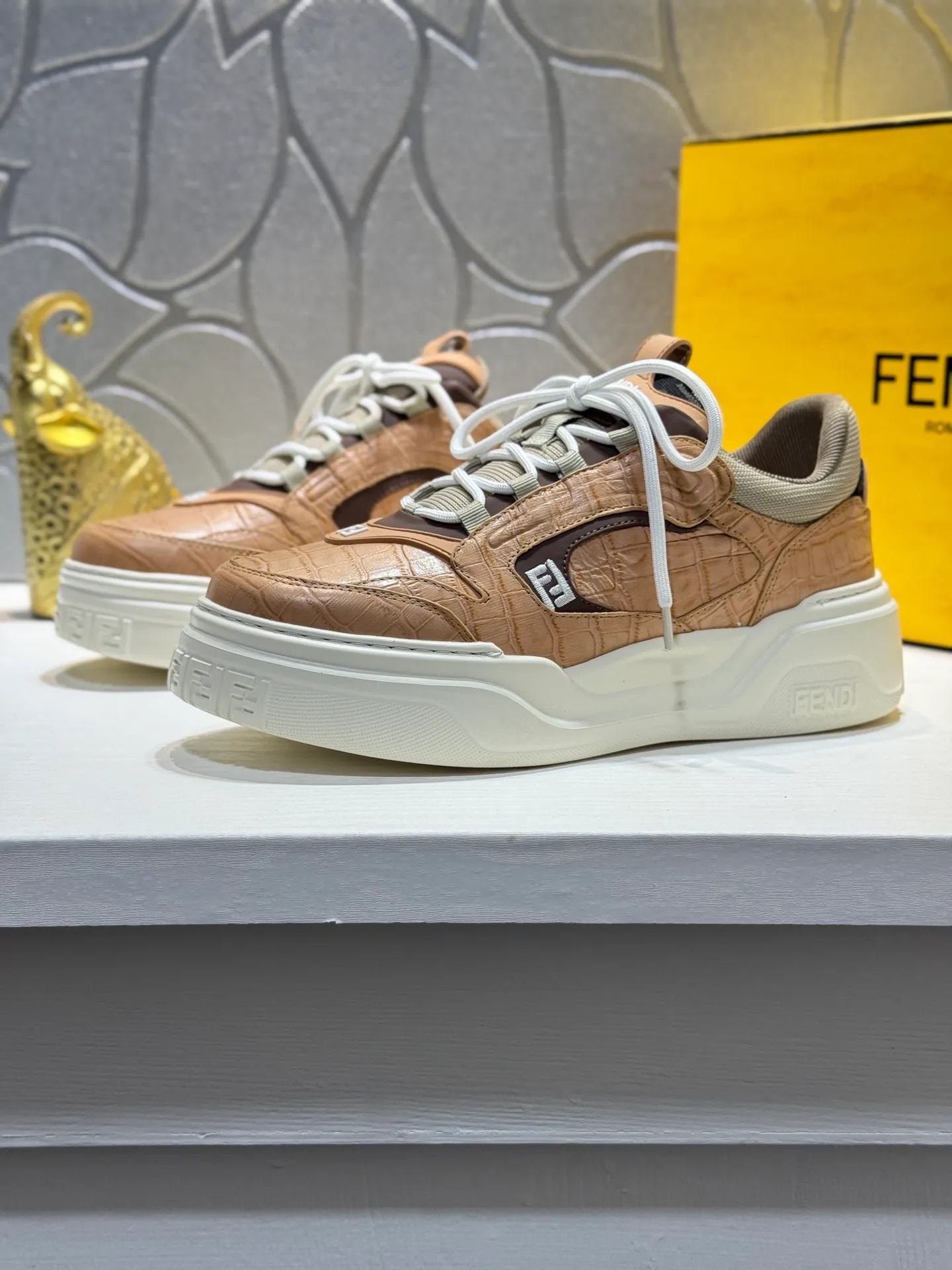 Men's men's shoes 💰560 [New style] 🦥🦥FENDI Fendi high version latest Force series calfskin FF mesh round toe thick sole low-top sports sneakers, these Force lace-up low-top shoes. Made of white full-grain leather and white and brown smooth leather. Padded. Brown FF jacquard and yellow technical fabric details. Lightweight and thick white sole with FF pattern details on the toe and heel ✔️Fabric: Imported first-layer cowhide breathable mesh ✔️Inner lining: Customized breathable mesh ✔️Sole: Open-molded rubber foam material ✔️Sole thickness: 7CM Size: #Men's 38-44 (45 is custom-made and cannot be returned or exchanged